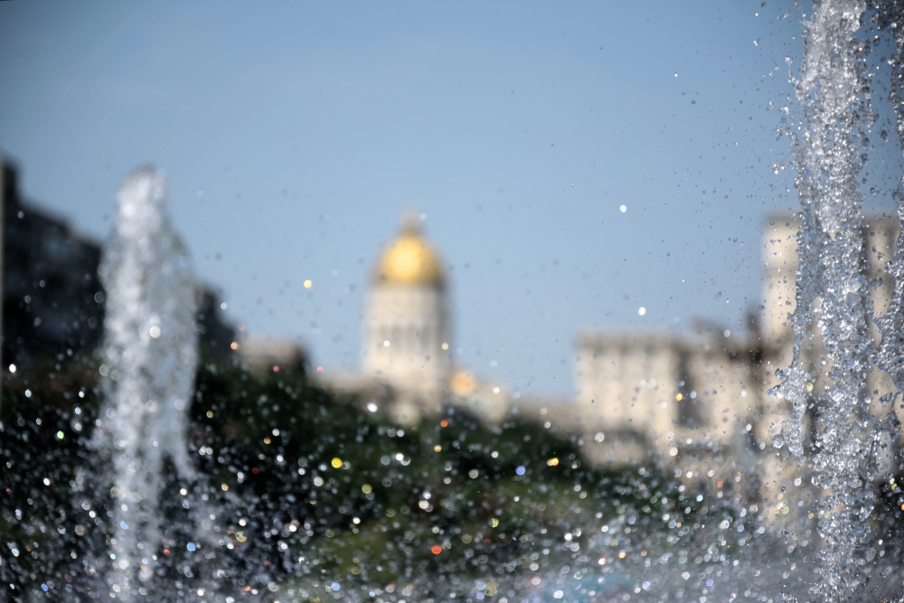 Fountain and Salvation cathedral in Bucharest (5)
