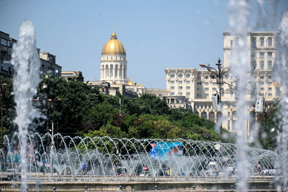 Fountain and Salvation cathedral in Bucharest (7)