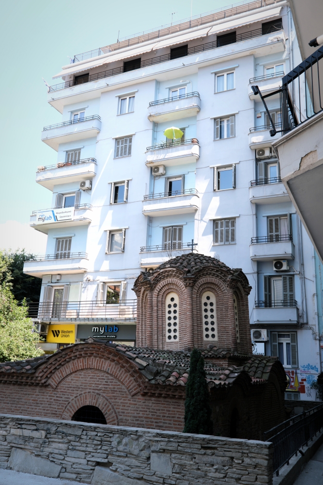 Jedna ze starych cerkwi w Salonikach i nowy budynek, 2025
