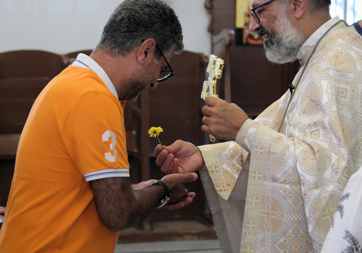 Rozdawanie kwiatków w święto Podwyższenia Krzyża, 14.09.2025