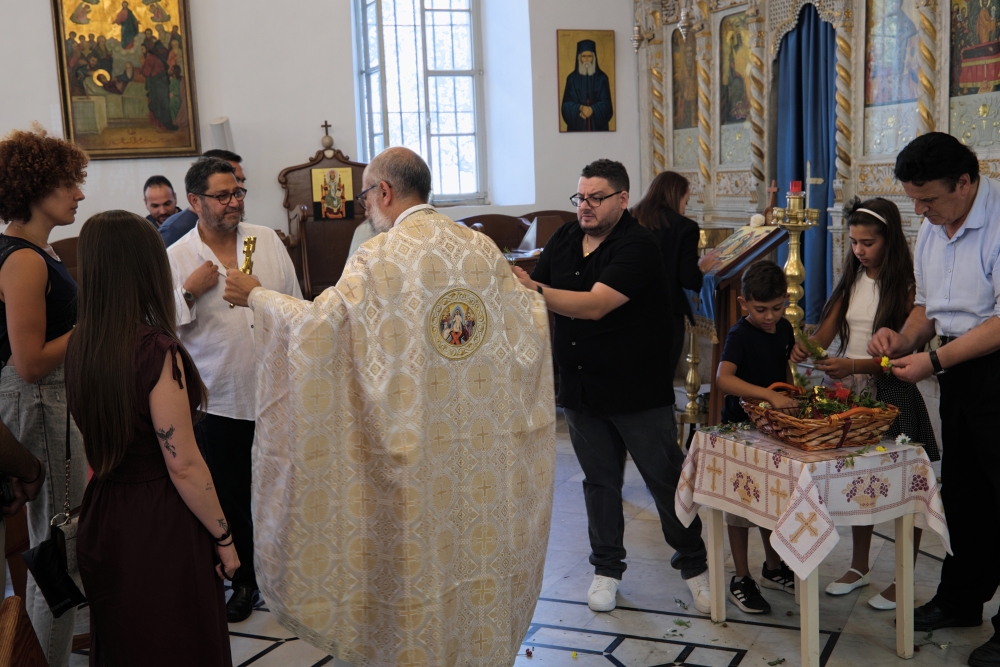 Giving flowers on the feast of the Exaltation of the Cross, 2025