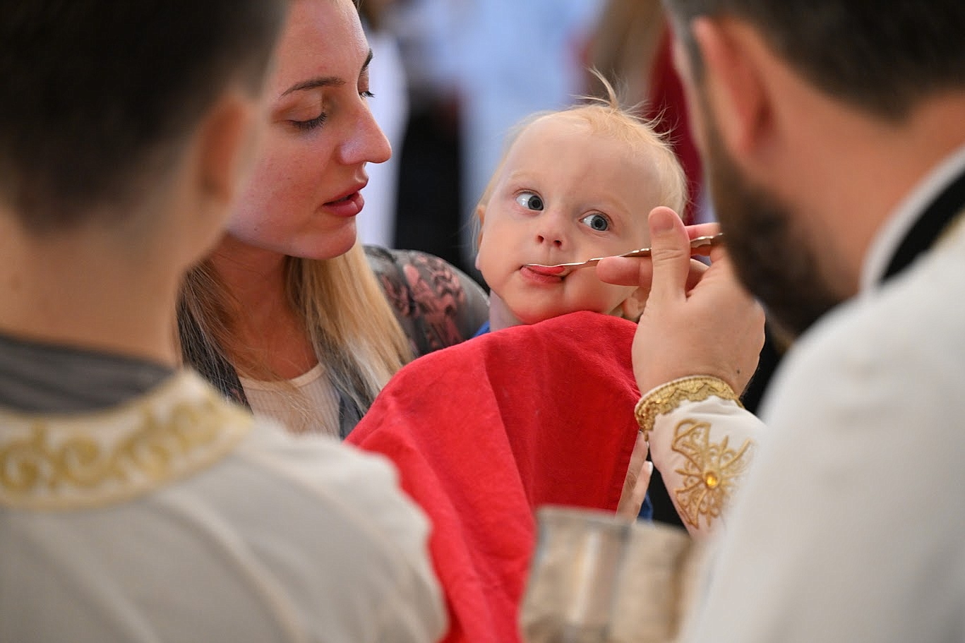 Отац Младен Томовић причешћује дијете на празник Успења Пресвете Богородице (29.08.2