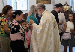 Sheep1389 
 Rozdzielanie kwiatków pomiędzy wiernych, Podwyższenie Krzyża