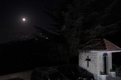 Sheep1389 
 Księżyc i kapliczka w Szłajja, 2025