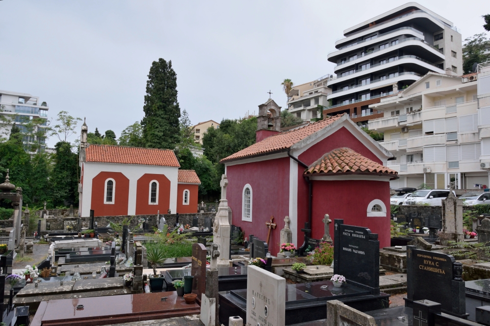 Cmentarne kaplice prawosławna i katolicka, Budva, 2024