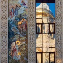 Demetrius 
Отражение храма в окнах Сретенской духовной академии 
2025-12-16 12:09:38