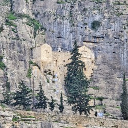 zinka2 
 Monaster w skale. 