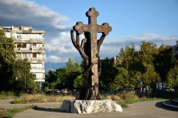 Sheep1389 
 Krzyż przed soborem w Podgoricy, 2024