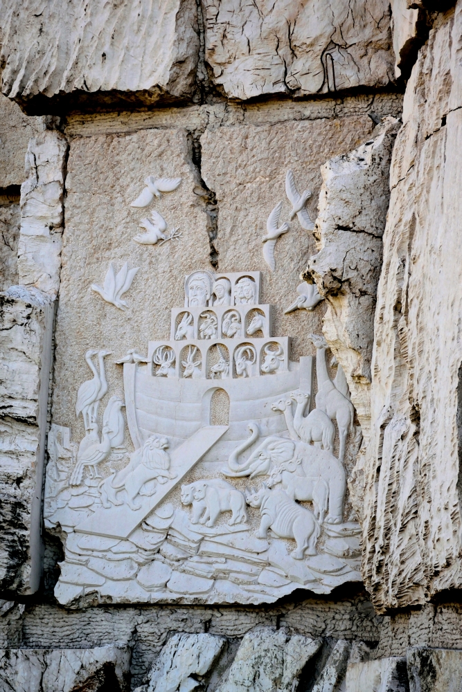 Arka Noego - płaskorzeźba w Podgoricy, 2024