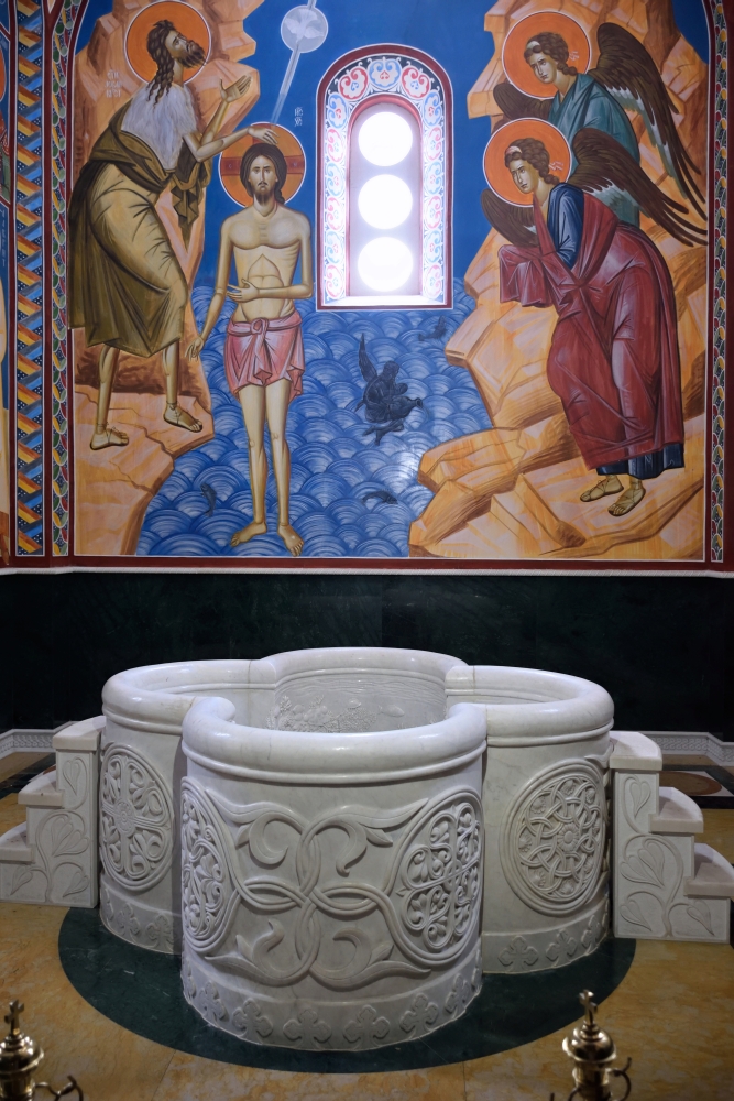 Chrzcielnica w katedrze w Barze, 2024