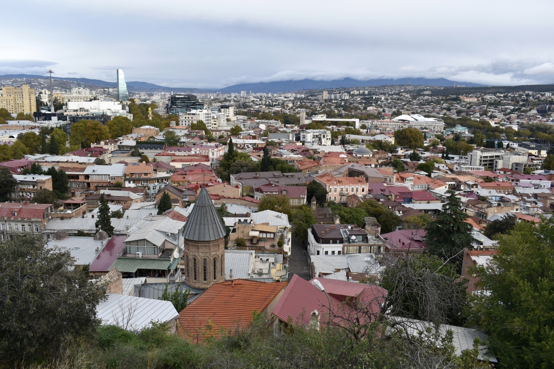 Поглед на стари део Тбилисија са доњом Бетлеми црквом