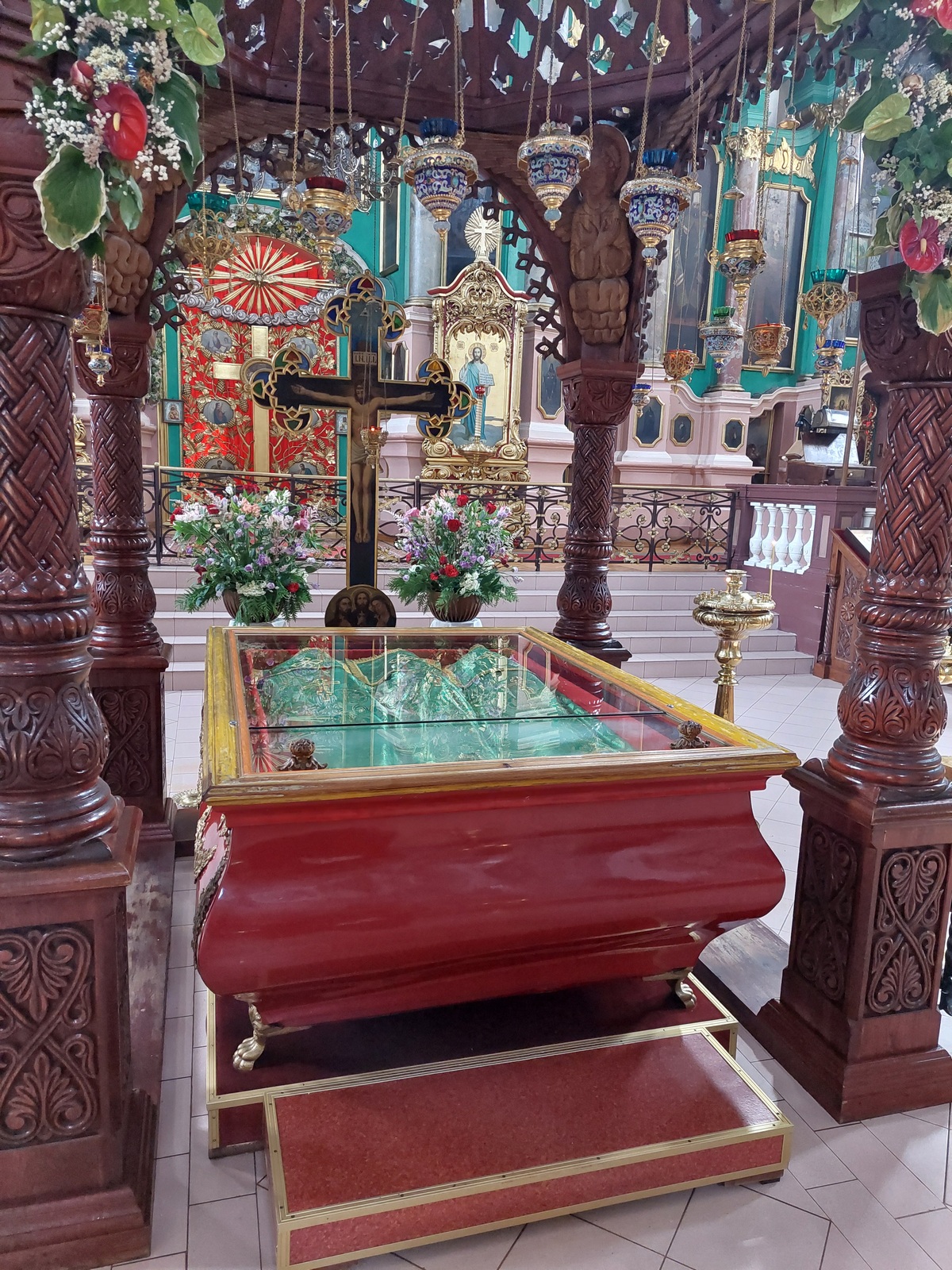 relikwiarz ze świętymi męczennikami wileńskimi