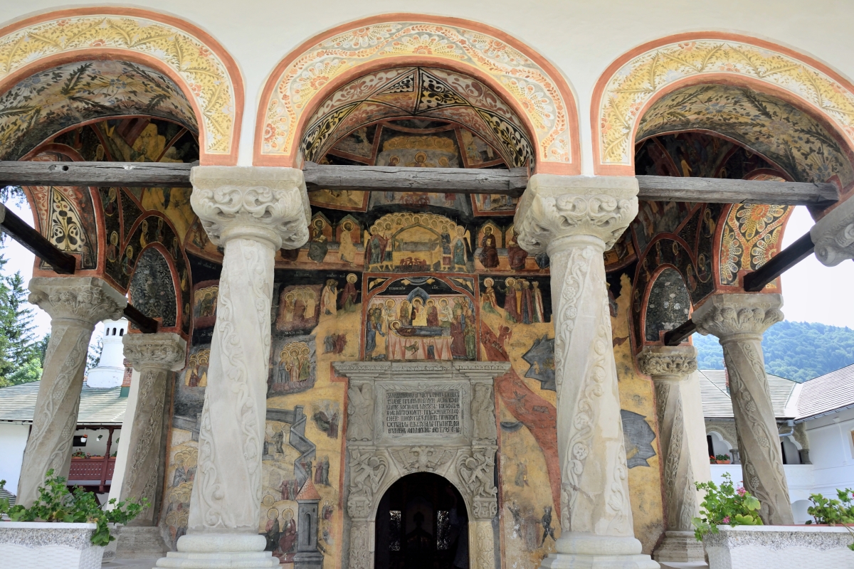 Wejście do cerkwi monasterskiej w Sinaia