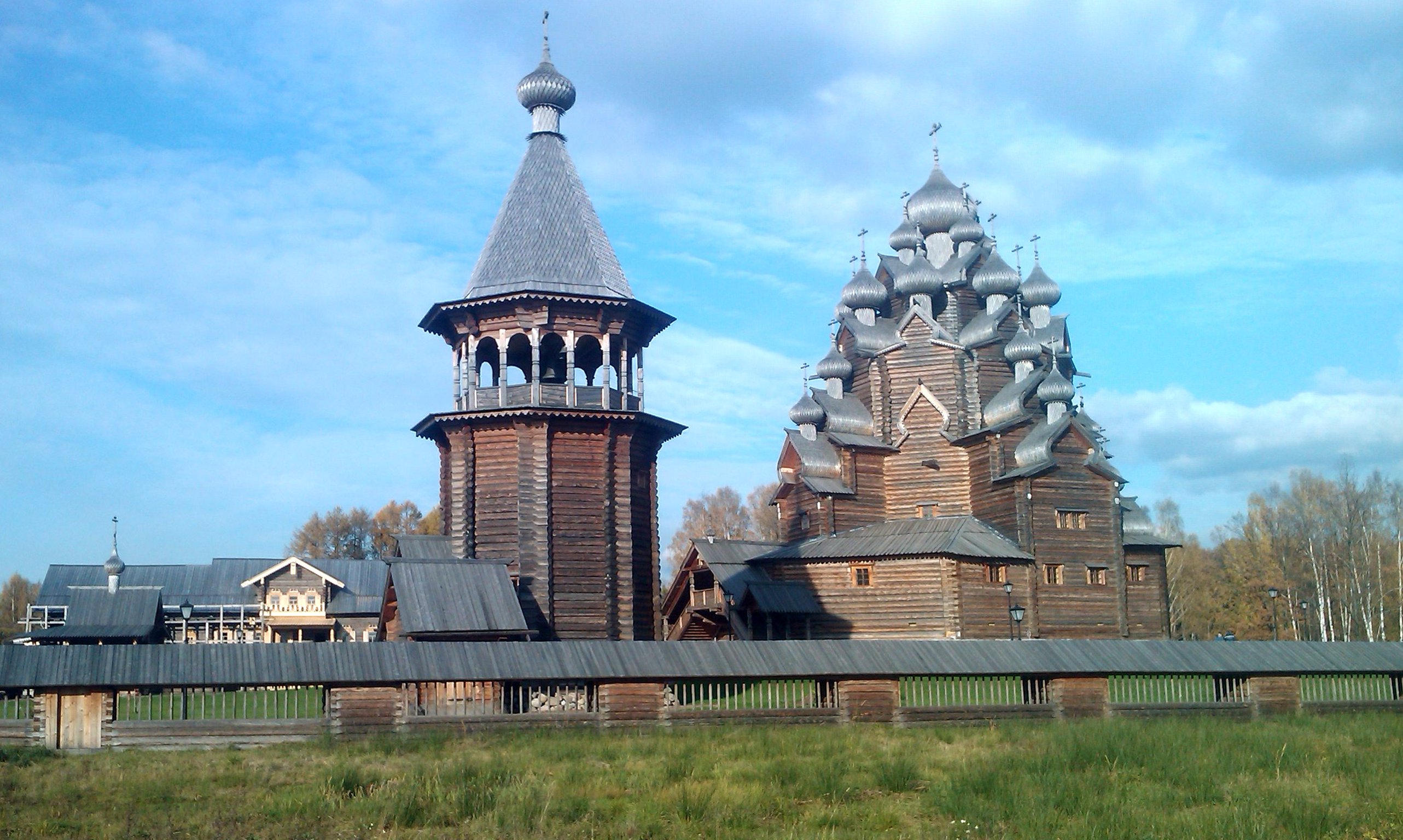 Храм Покрова Пресвятой Богородицы, на территории этнографического паркаьб Усада 