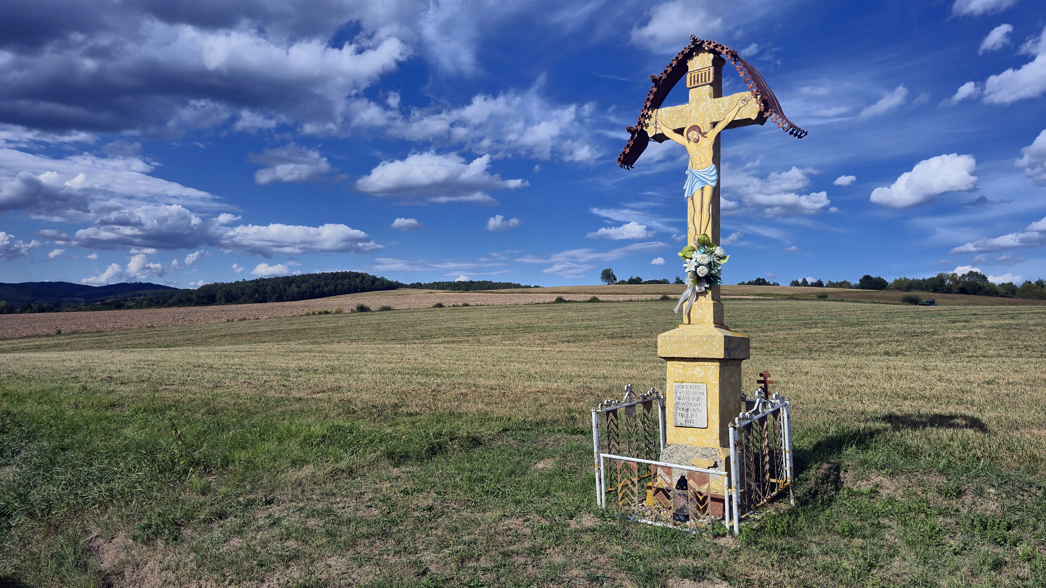 The cross on the way to Kruzlova village
