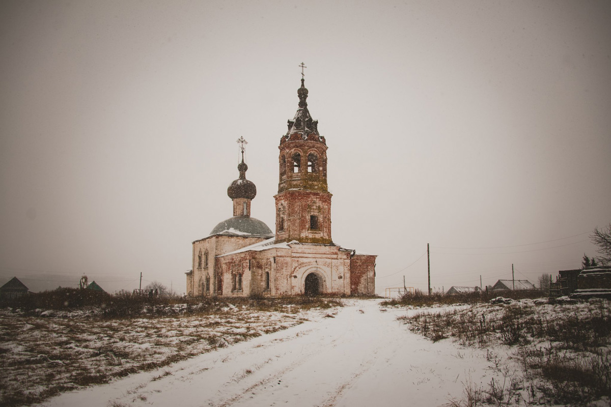 А храм стоит...