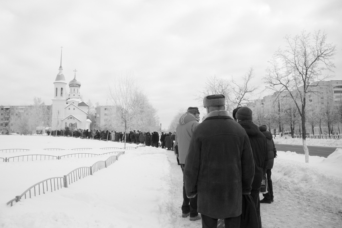  Очередь за святой вадой