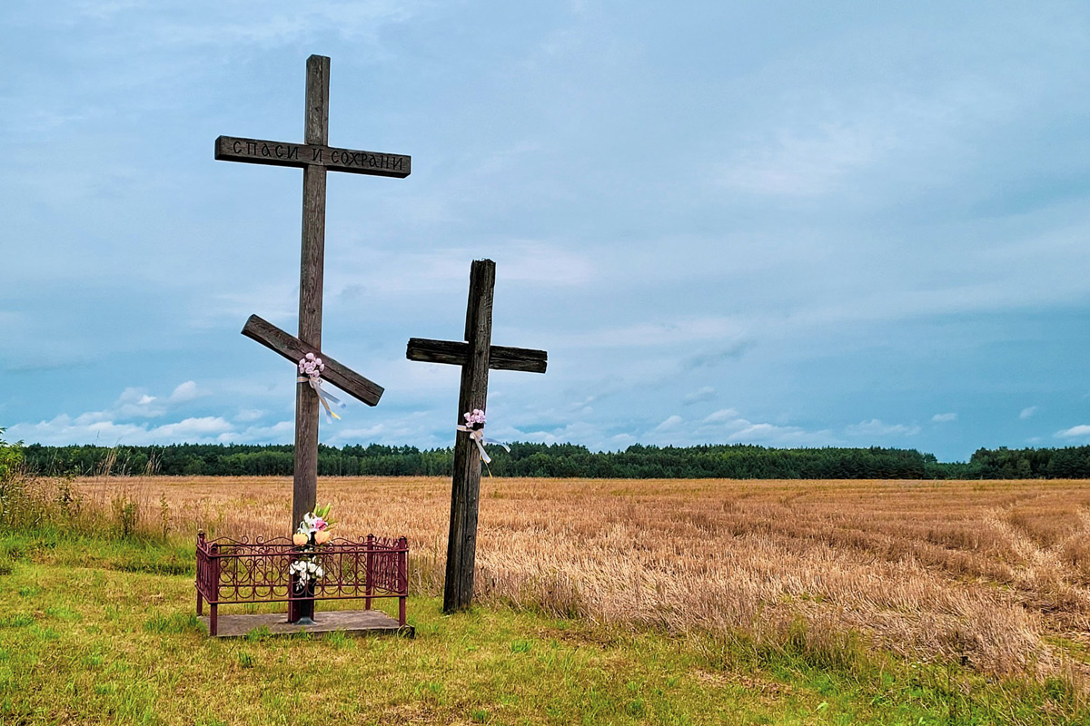 The side crosses on the way to Grabarka