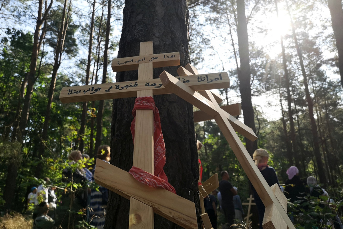 Krzyże pielgrzymkowe na Liturgii polowej warszawskiej pielgrzymki  