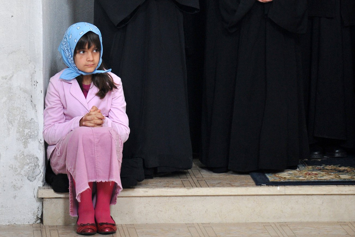 Девојчица међ монахињама