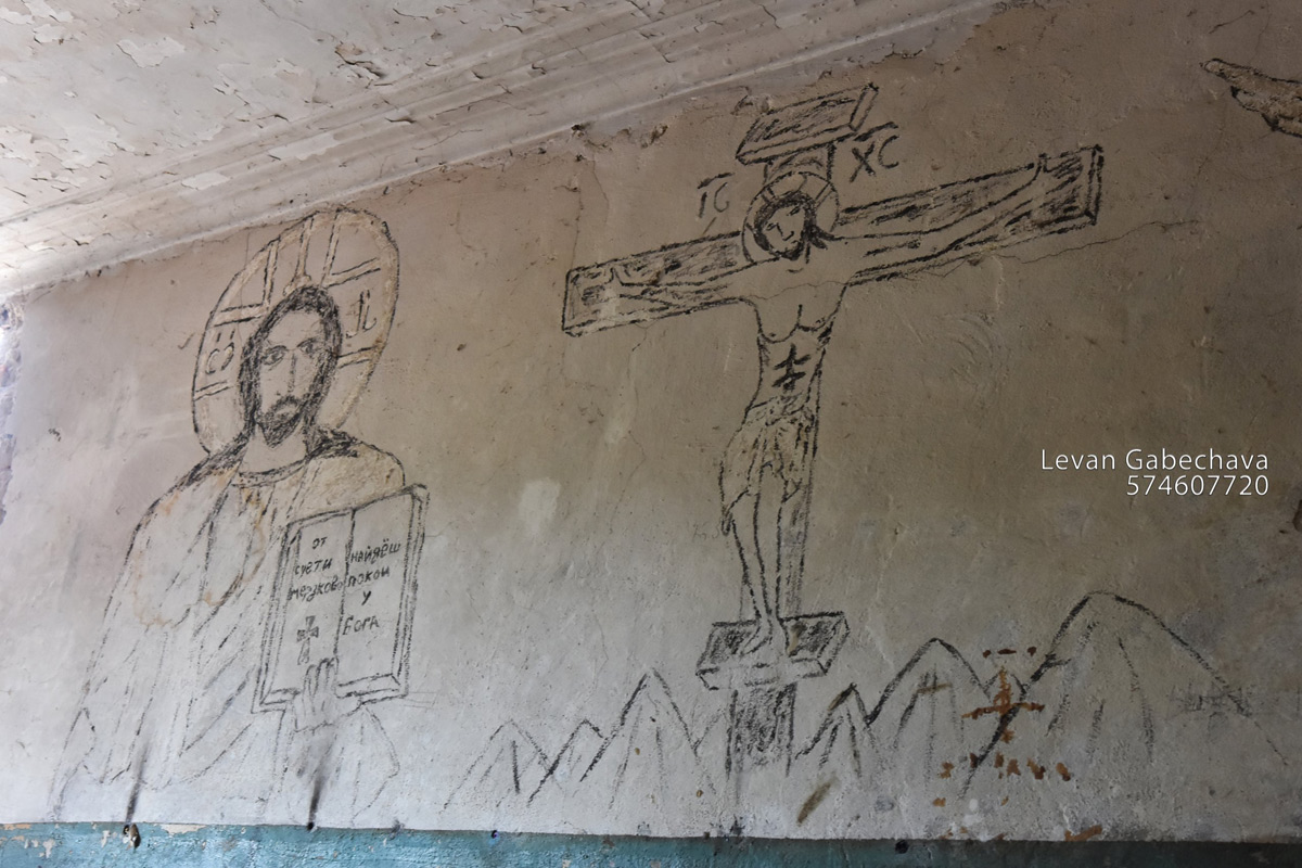 walls of a former prison. стены бывшей тюрьмы 