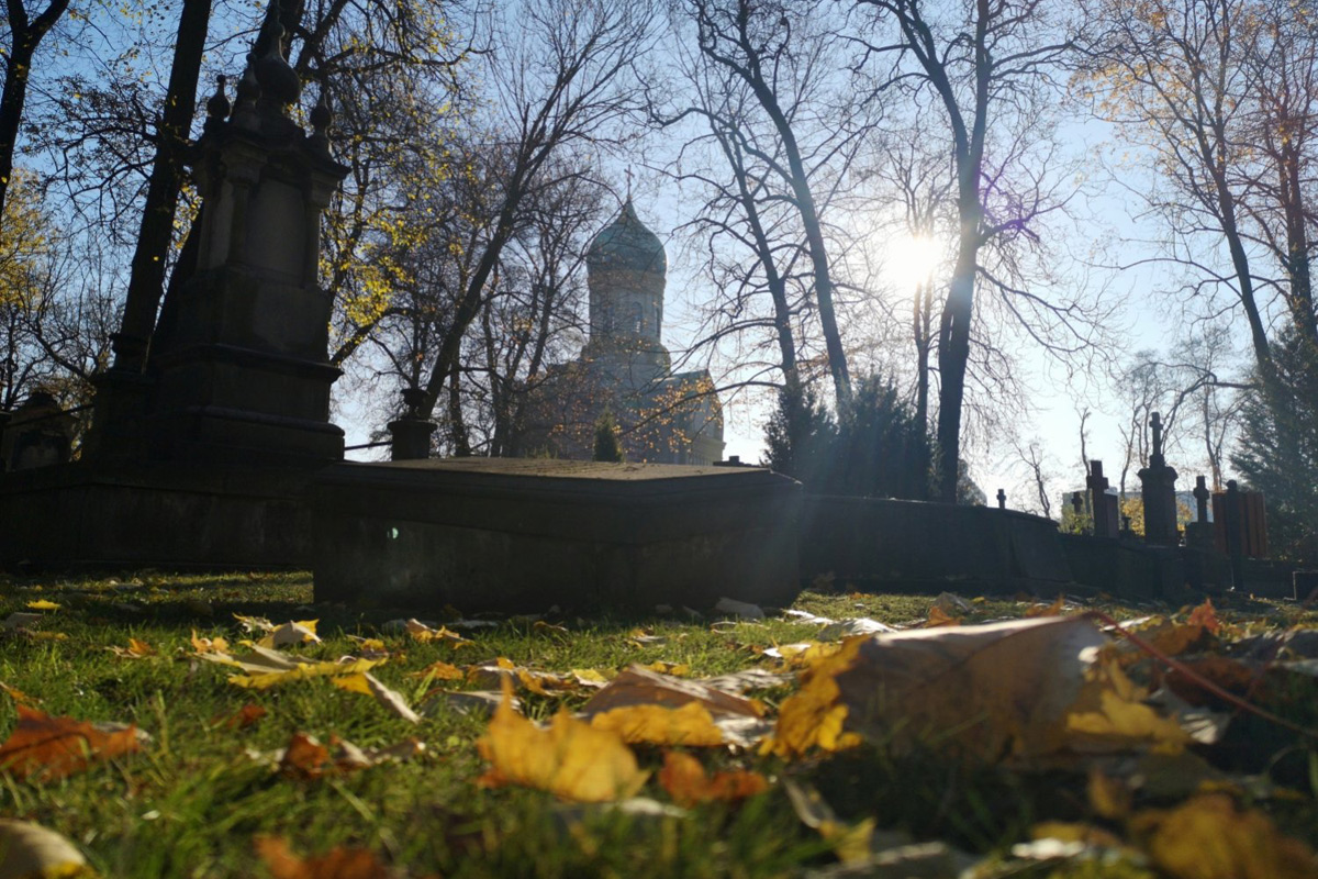 Cerkiew na Woli, liście, słońce jesienne 2021  