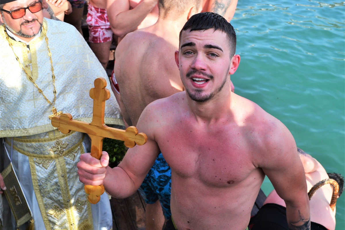 Вадене на кръста от морето на Богоявление в Балчик     