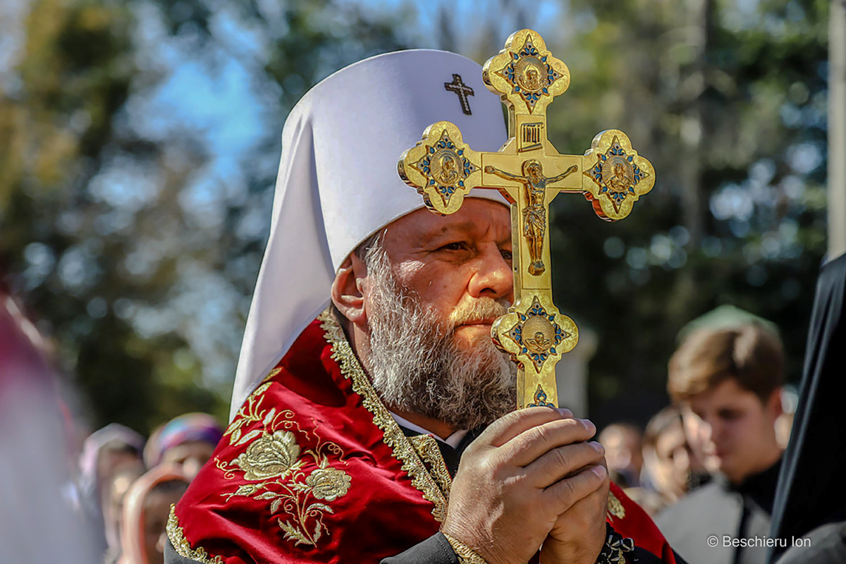 Înaltpreasfințitul Vladimir Binecuvântând enoriașii participanți la tradiționalul Drum al Crucii