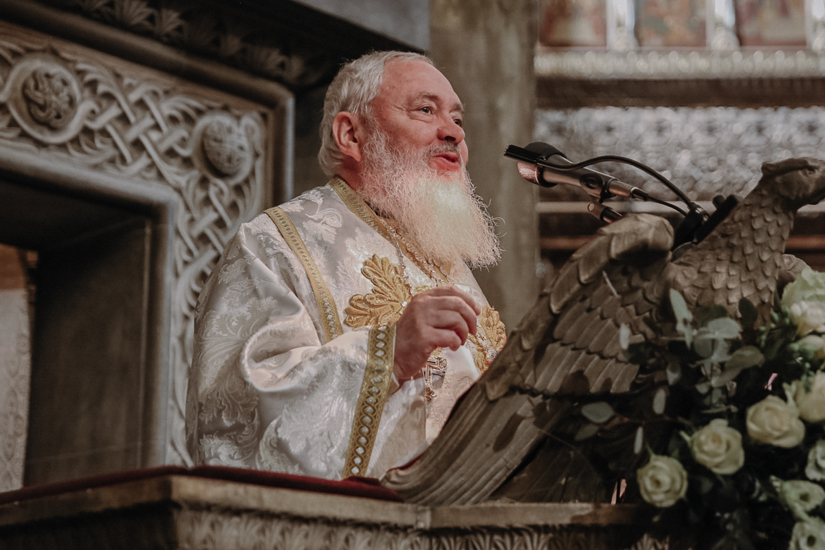 Metropolitan Andrei of Cluj preaching at the end of the Vespers of the Resurrection. 