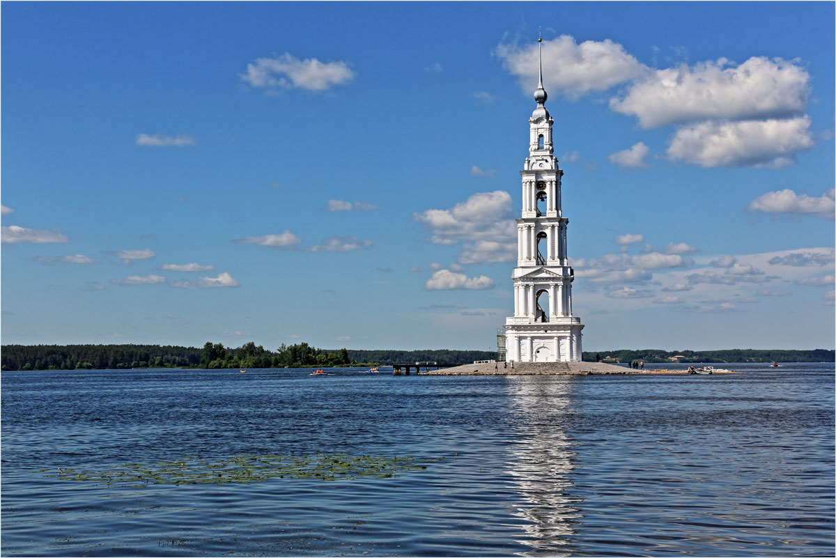 Колокольня затопленного монастыря   