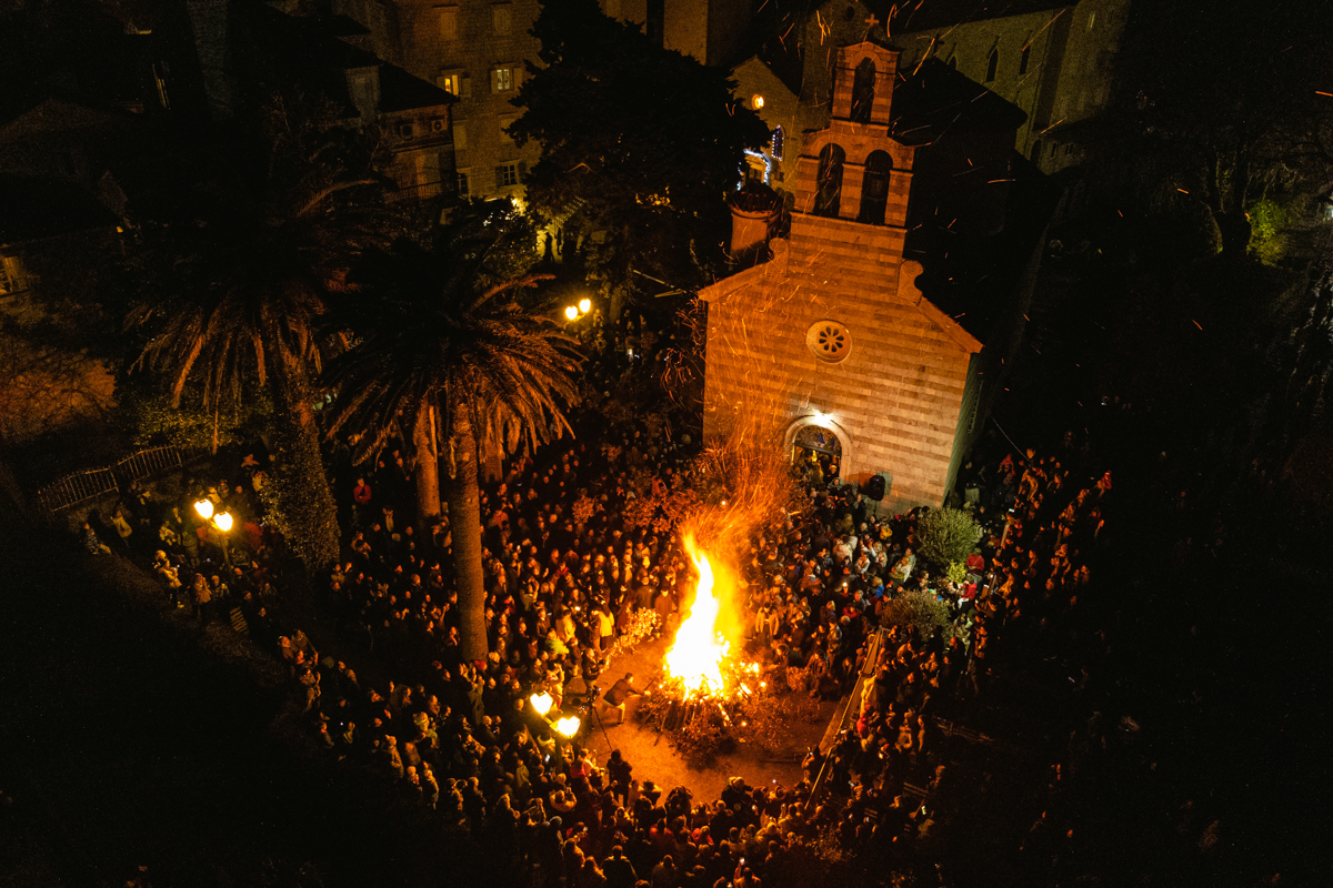 Налагање бадњака Будва