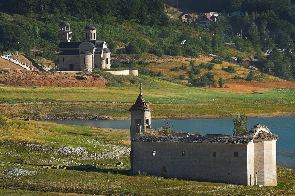 Стара и нова црква у Маврову 