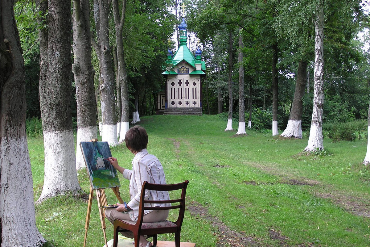 Художница работает