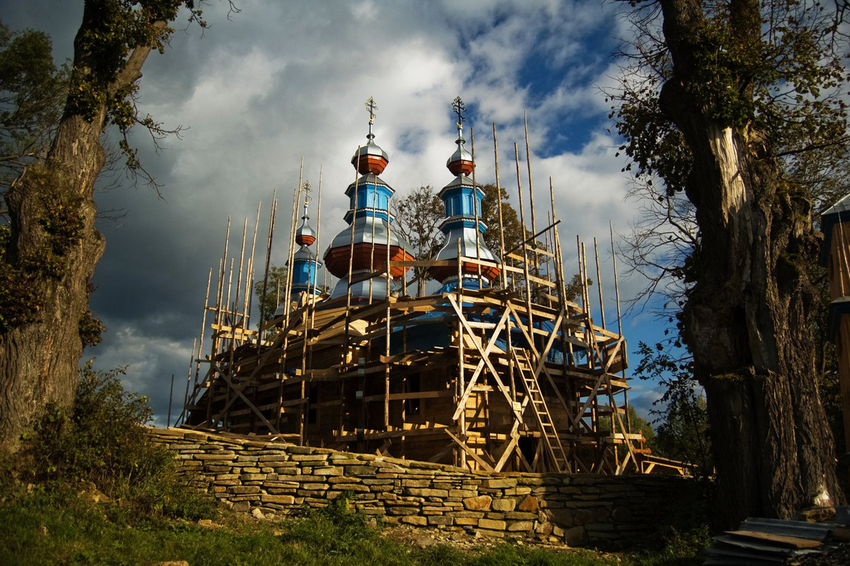 Komańcza - odbudowa cerkwii.   