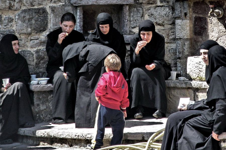Дечак и монахиње   