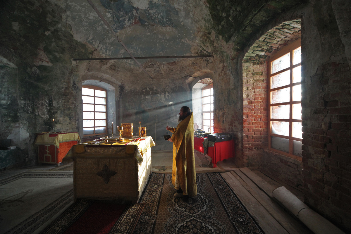 Литургия в возрождаемом храме в Ярославской области.