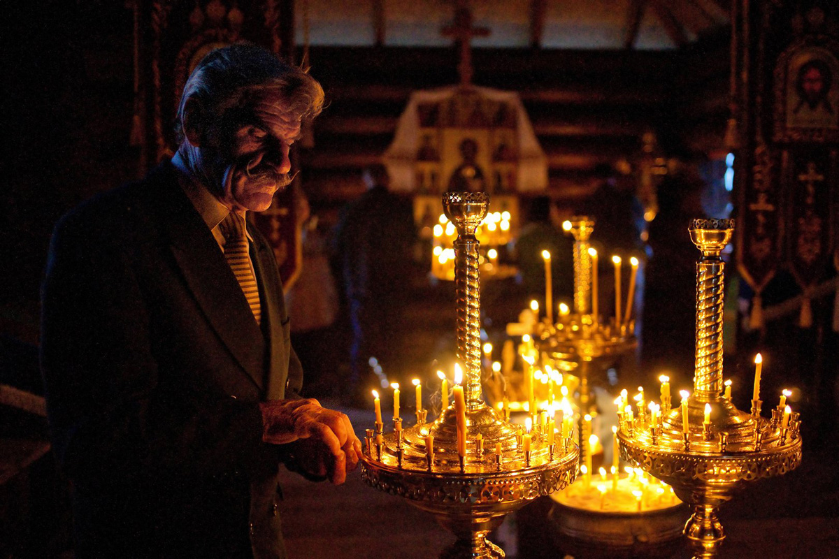 W blasku świec ofiarnych  