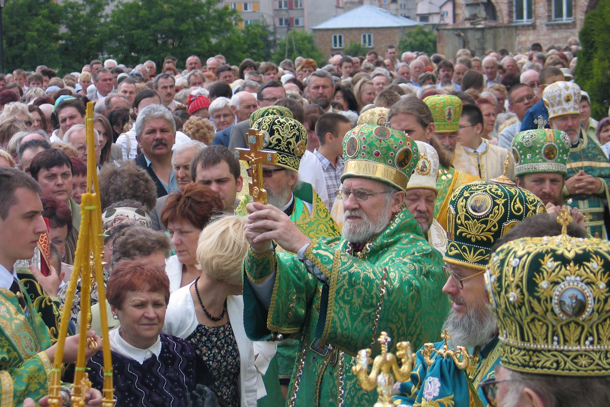 Archbishop Simon blessing the people at Holy Spirit feast 