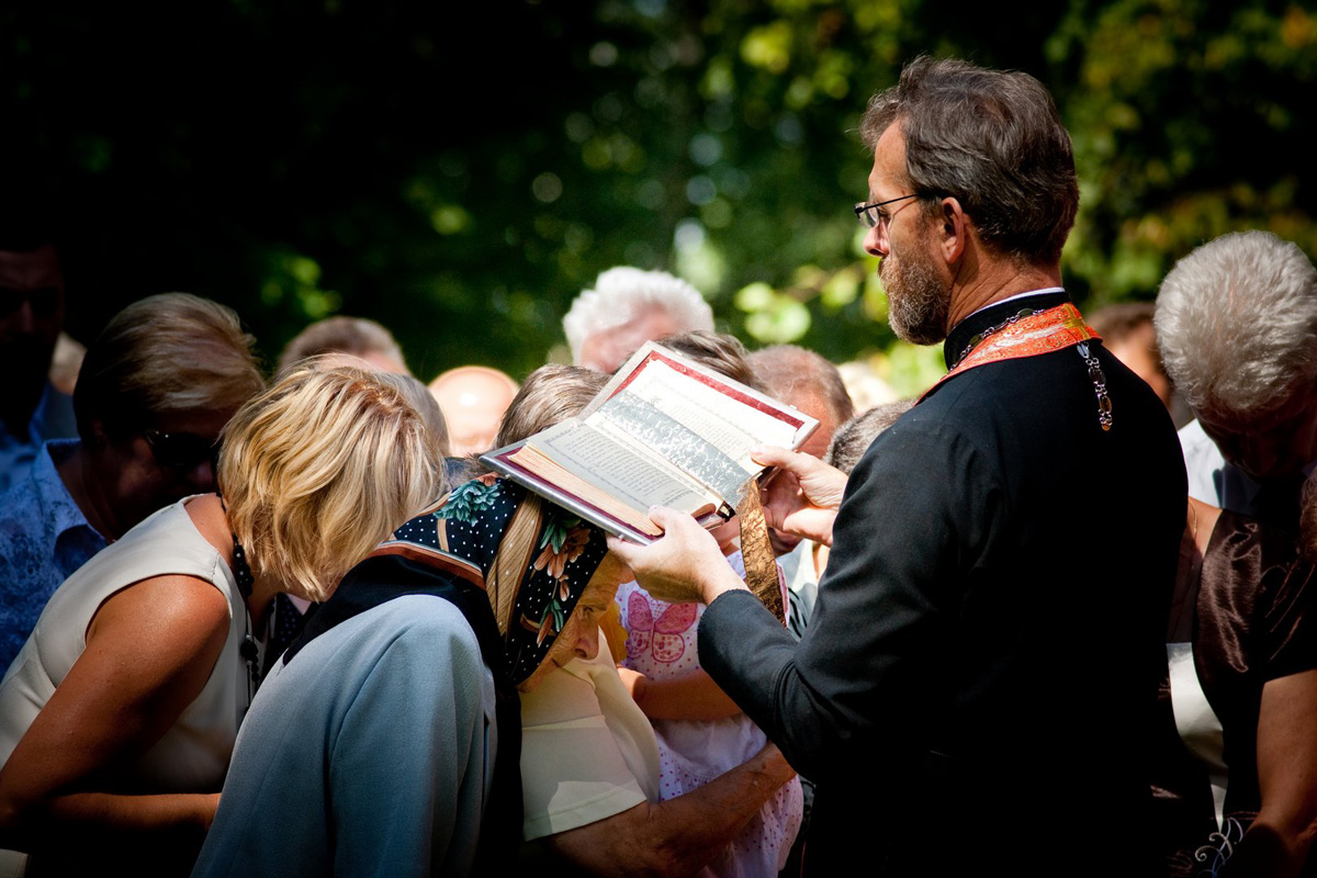 Procesja wokół kaplicy na cmentarzu w Jurowlanach podczas corocznego święcenia grobów   