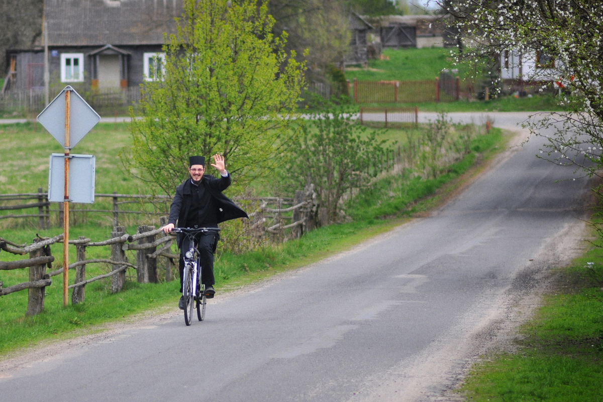 O. Włodzimierz wraca z paschalnej wieczerni. 