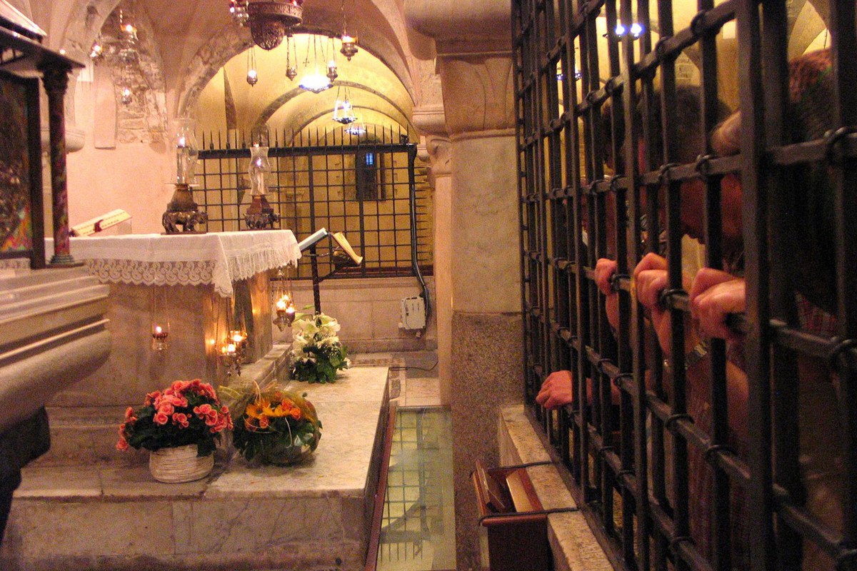 The oltar with relics of St. Nicholas in Bari